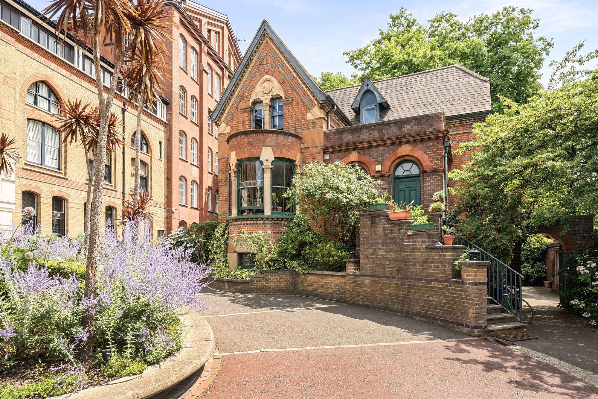 Flat Fairfield Road in Greater London