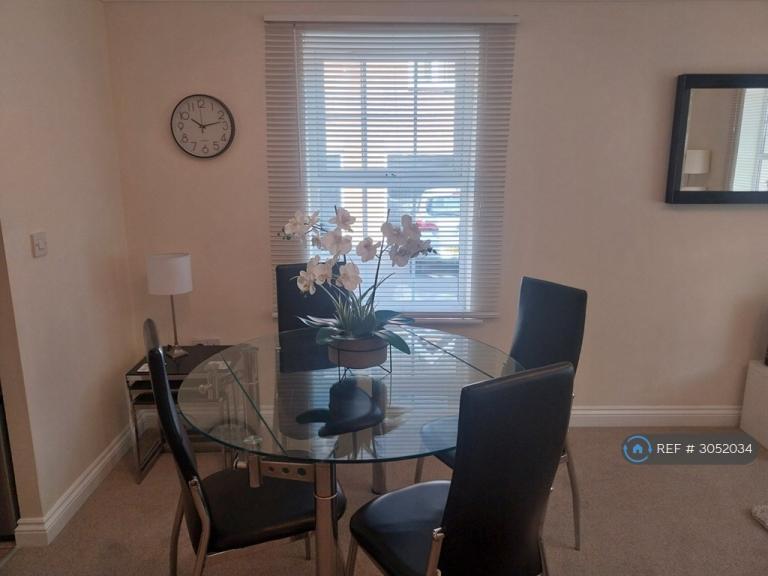 Flat Mandarin Drive in Greenham