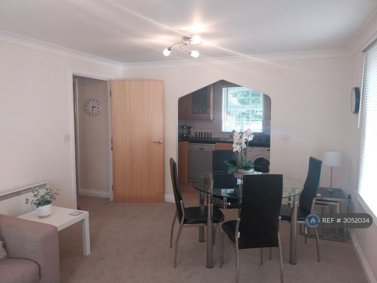 Flat Mandarin Drive in Greenham