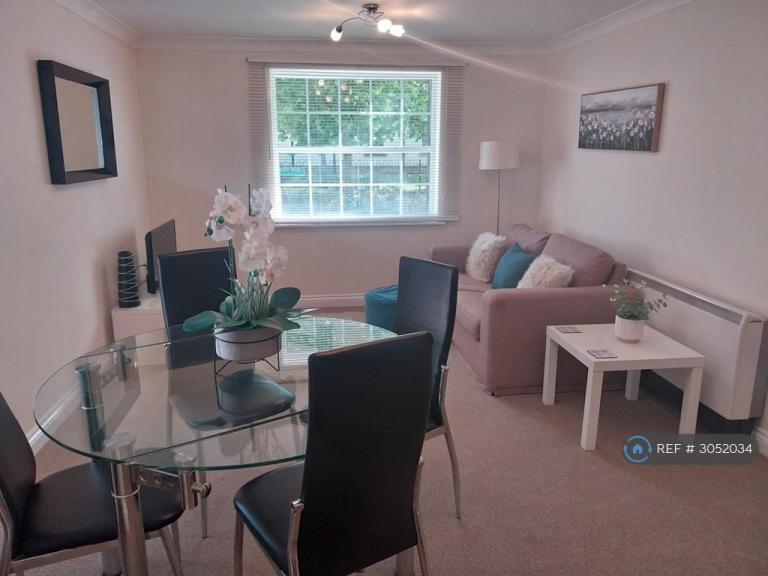 Flat Mandarin Drive in Greenham