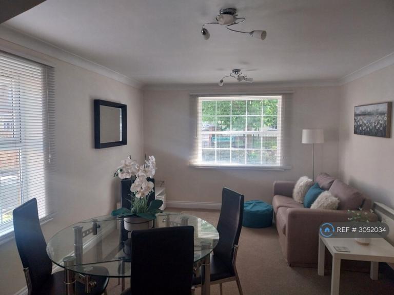 Flat Mandarin Drive in Greenham