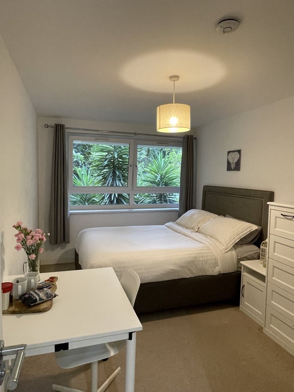 Flat Carnoustie Drive in Greater London