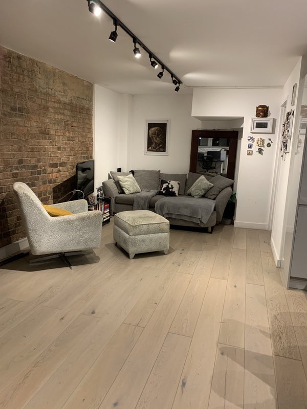 Flat Carnoustie Drive in Greater London
