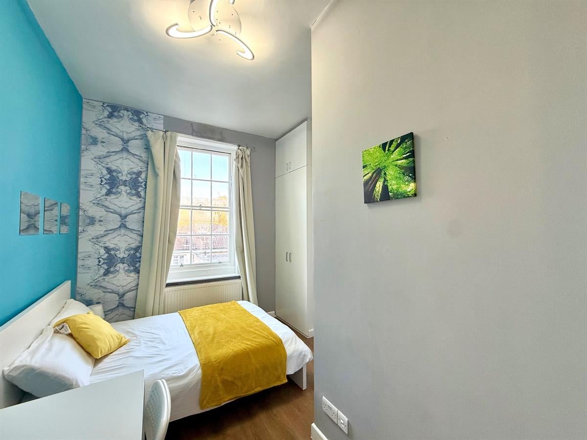 Flat Eversholt Street in Greater London