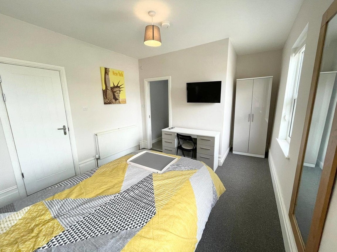 Room Faringdon Road in Swindon