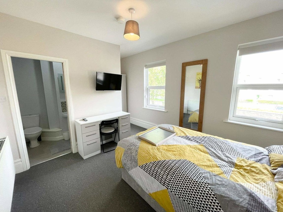 Room Faringdon Road in Swindon