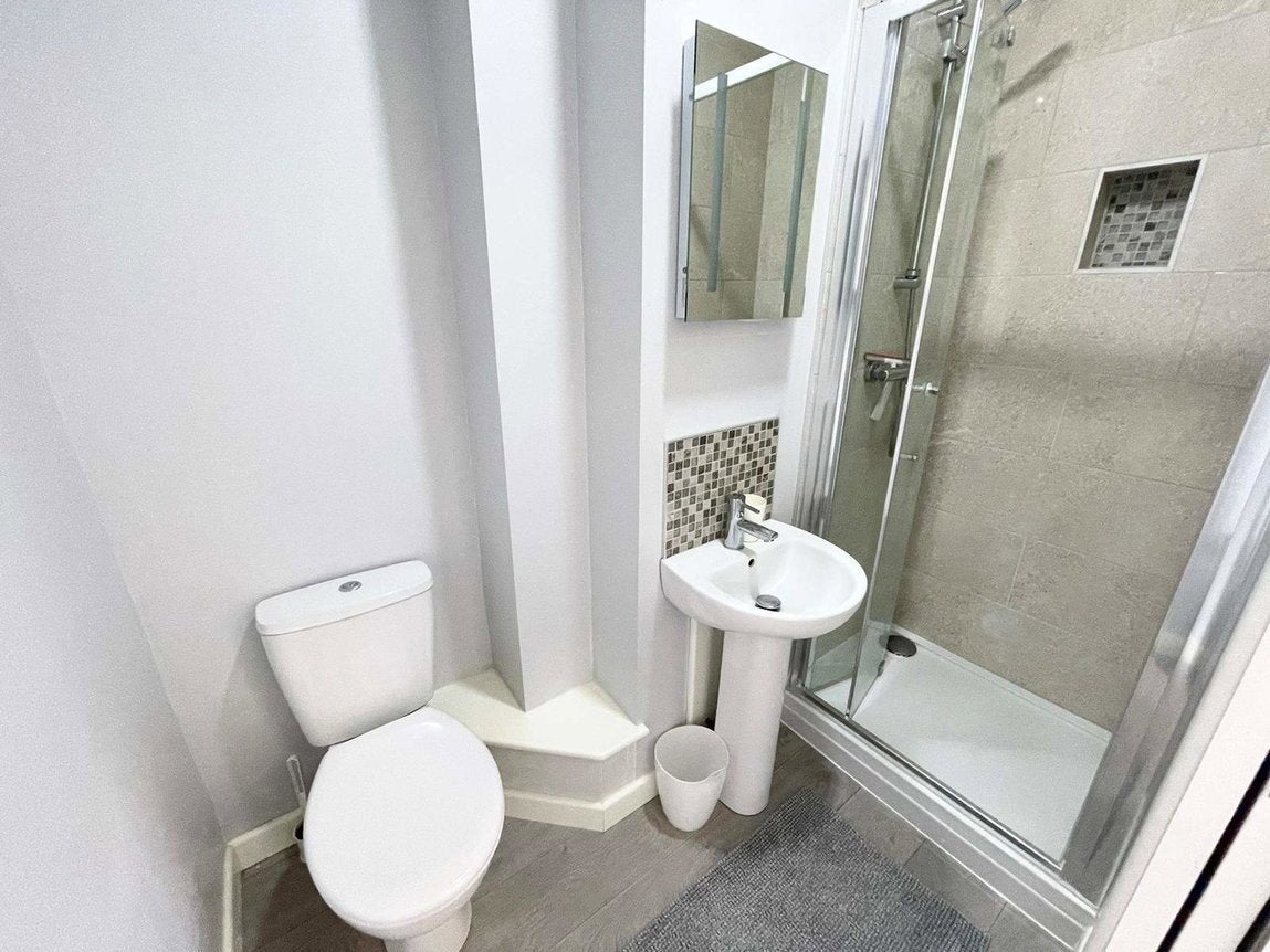 Room Faringdon Road in Swindon