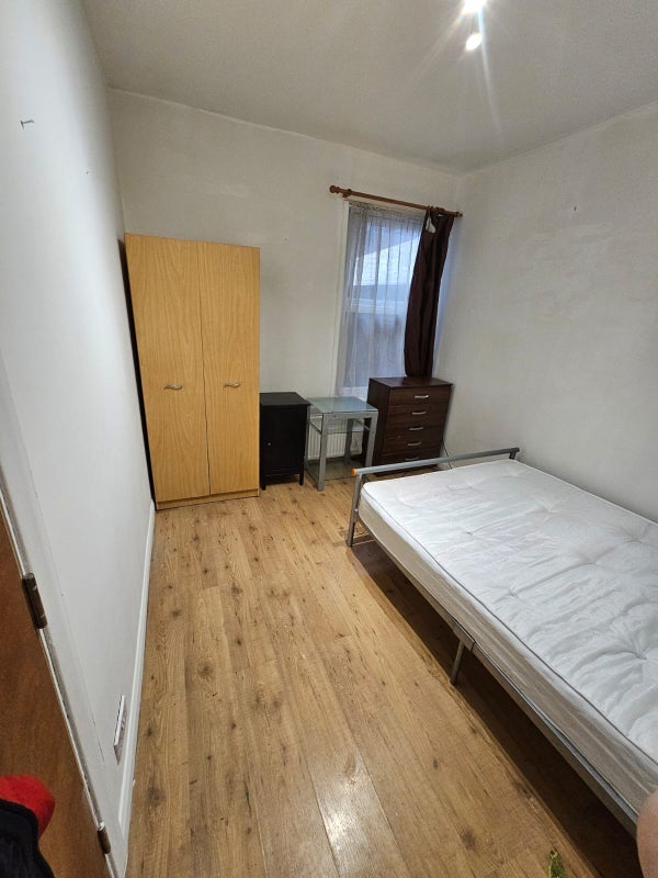 Room St Mary's Road in Greater London