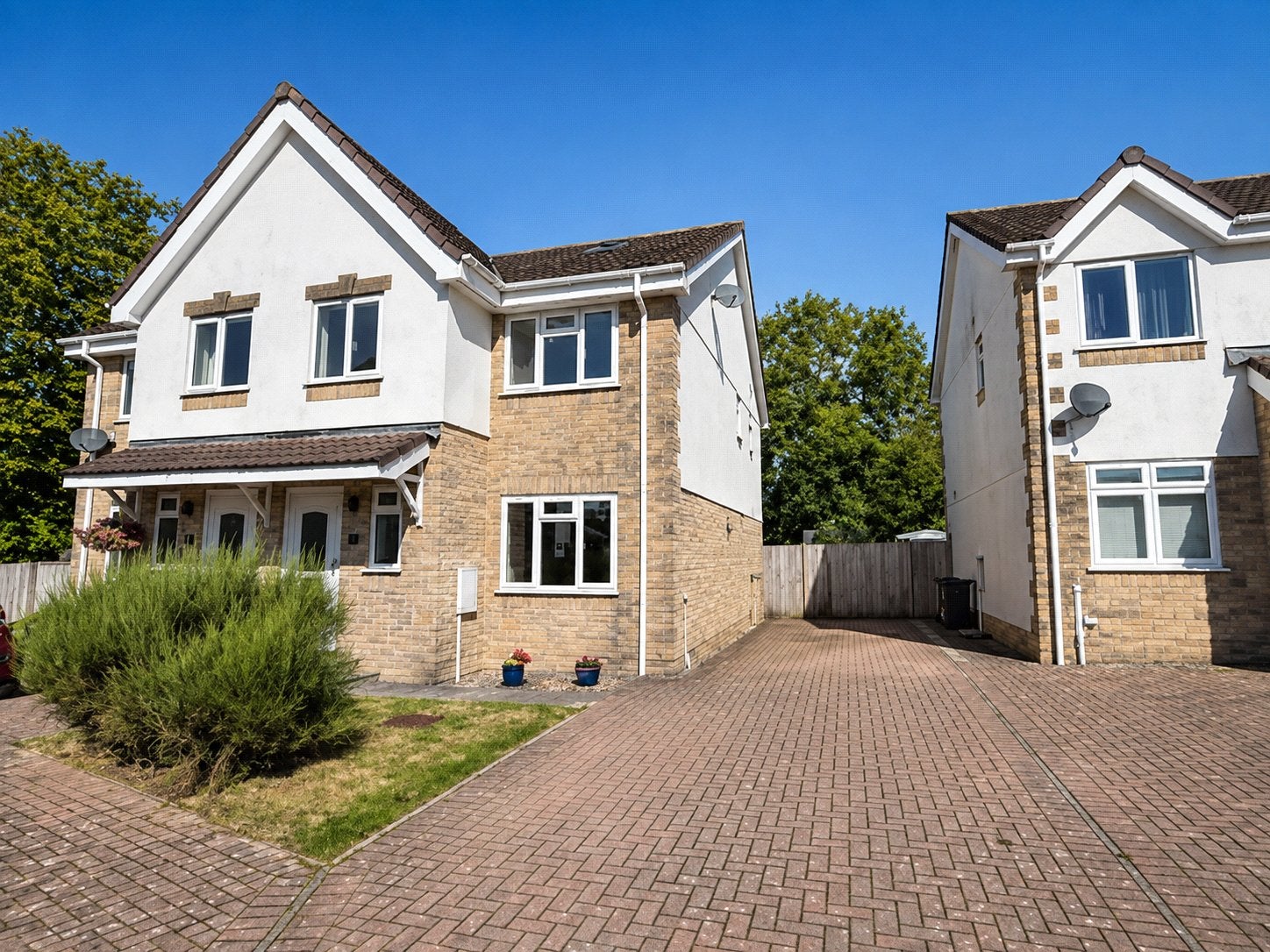 Flat Manor Gardens in Millbrook