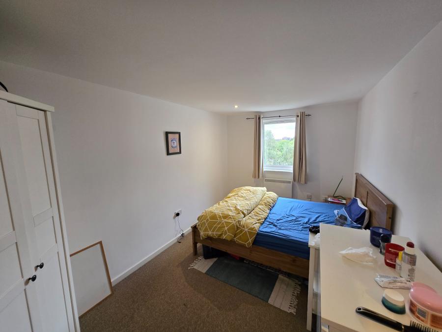Flat Elmira Way in Salford
