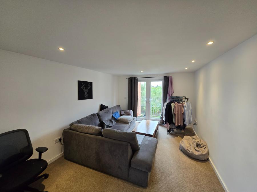 Flat Elmira Way in Salford
