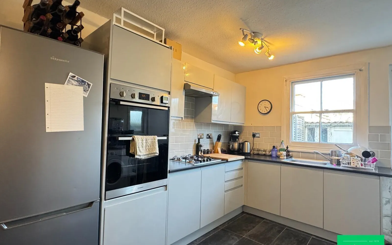 Flat Park Hall Road in Greater London