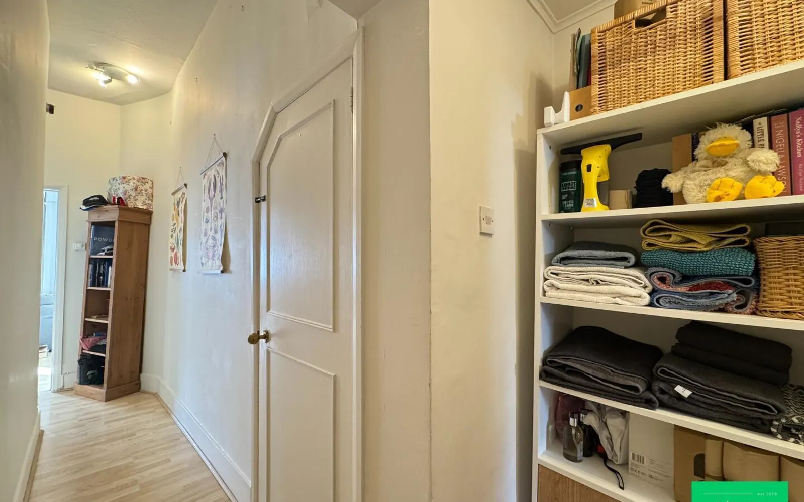 Flat Park Hall Road in Greater London