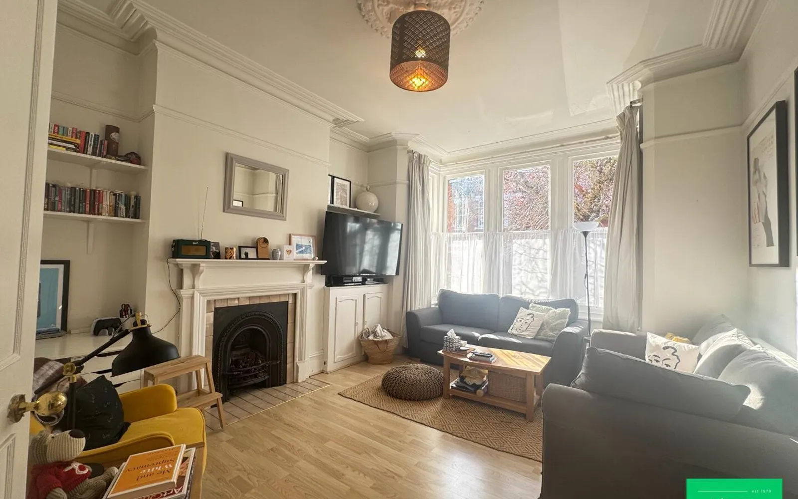 Flat Park Hall Road in Greater London