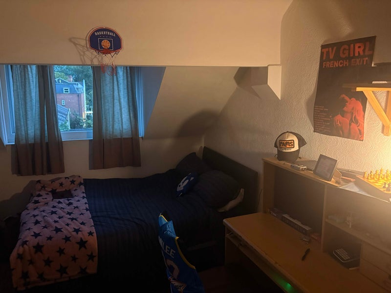 Room Hathersage Road in Manchester