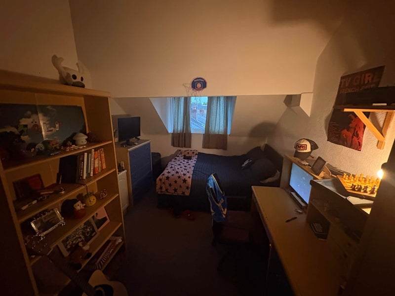 Room Hathersage Road in Manchester