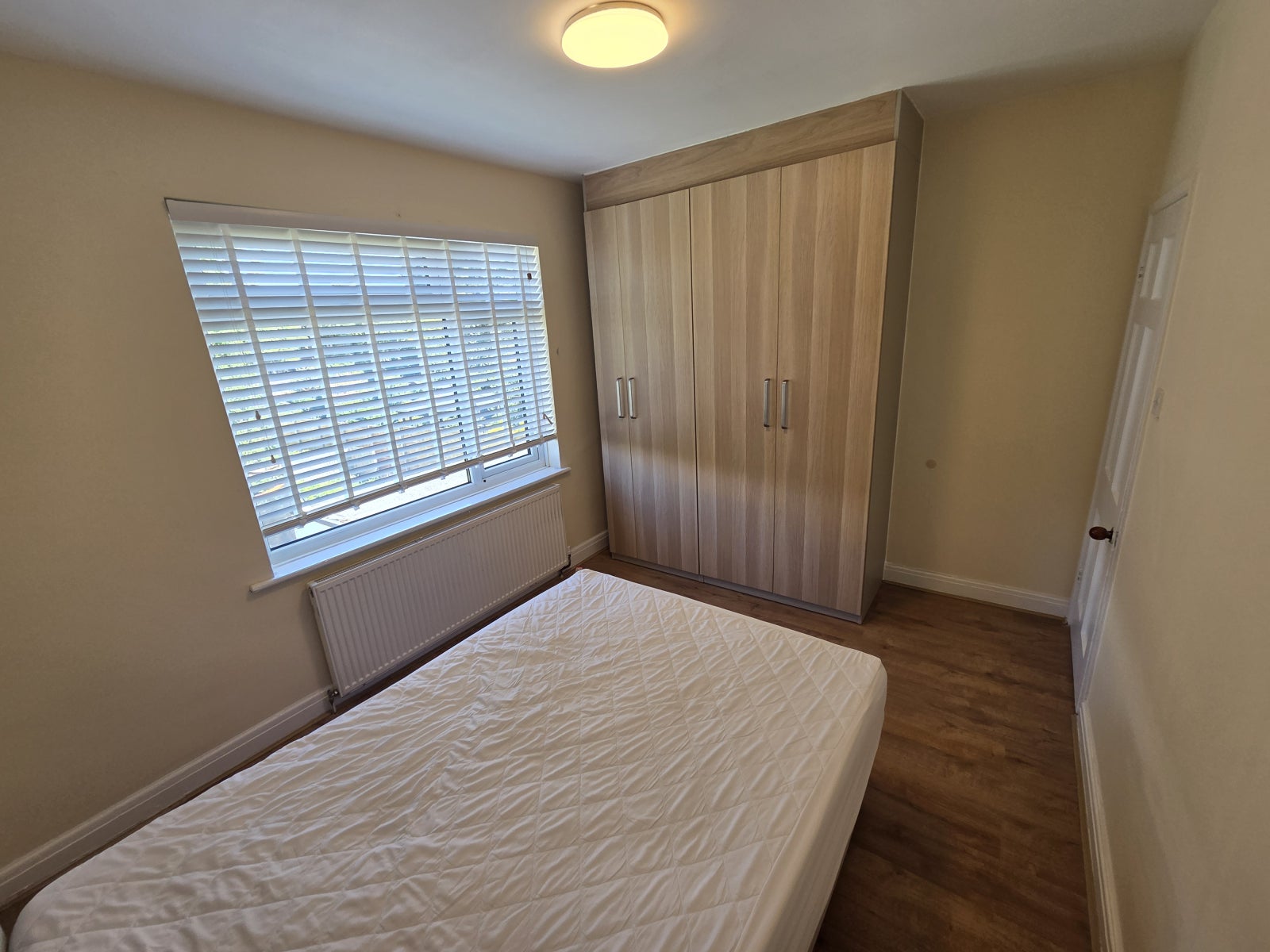 Flat Pinner Park Avenue in Greater London