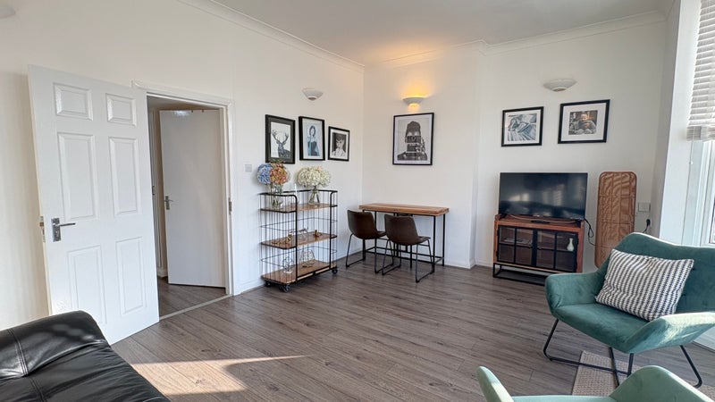 Flat Chatsworth Road in Greater London