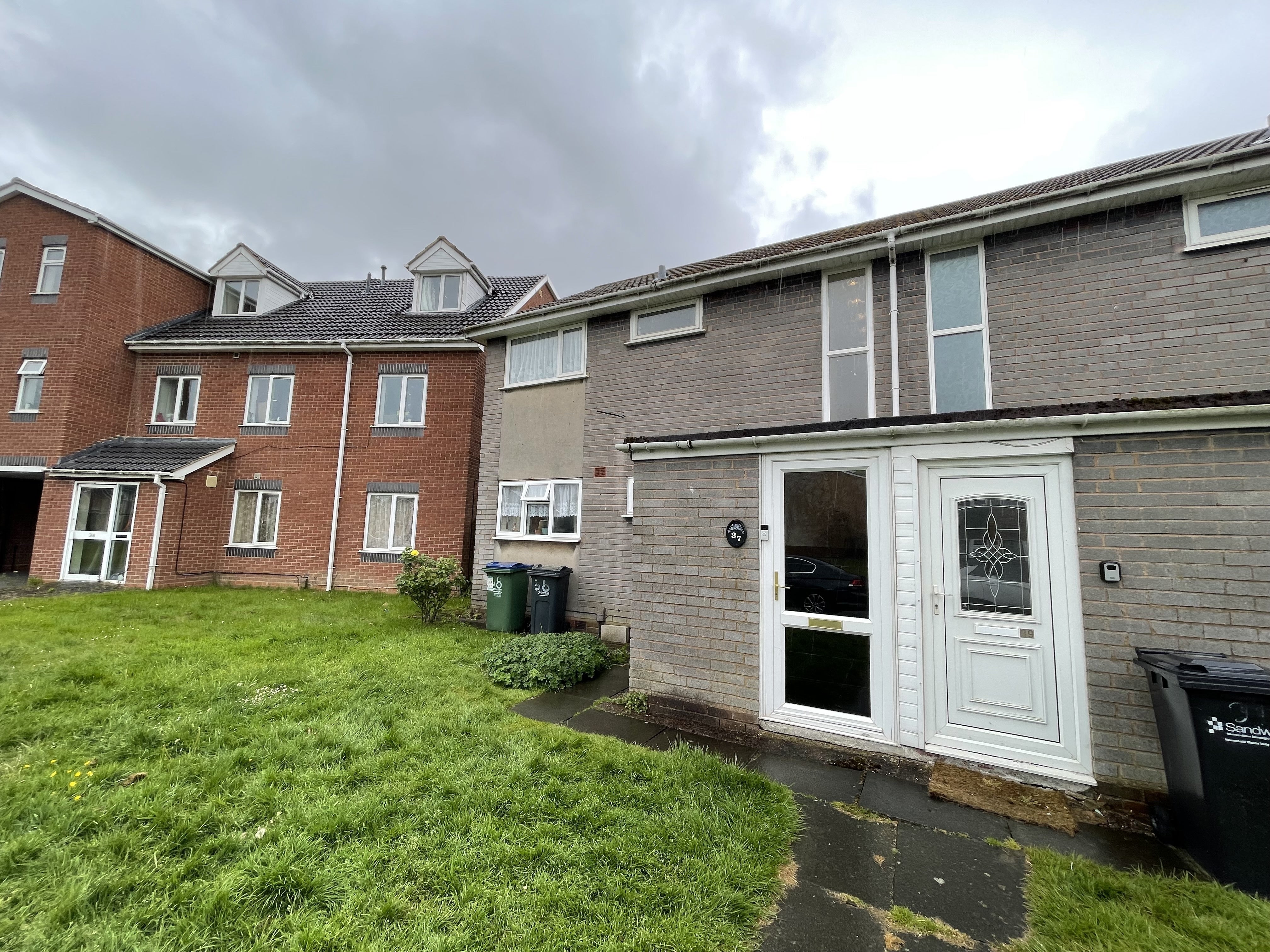 Flat Tudor Court in Sandwell