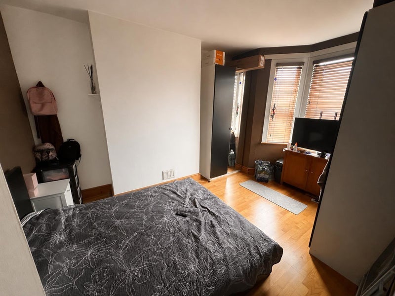 Room Eve Road in Greater London