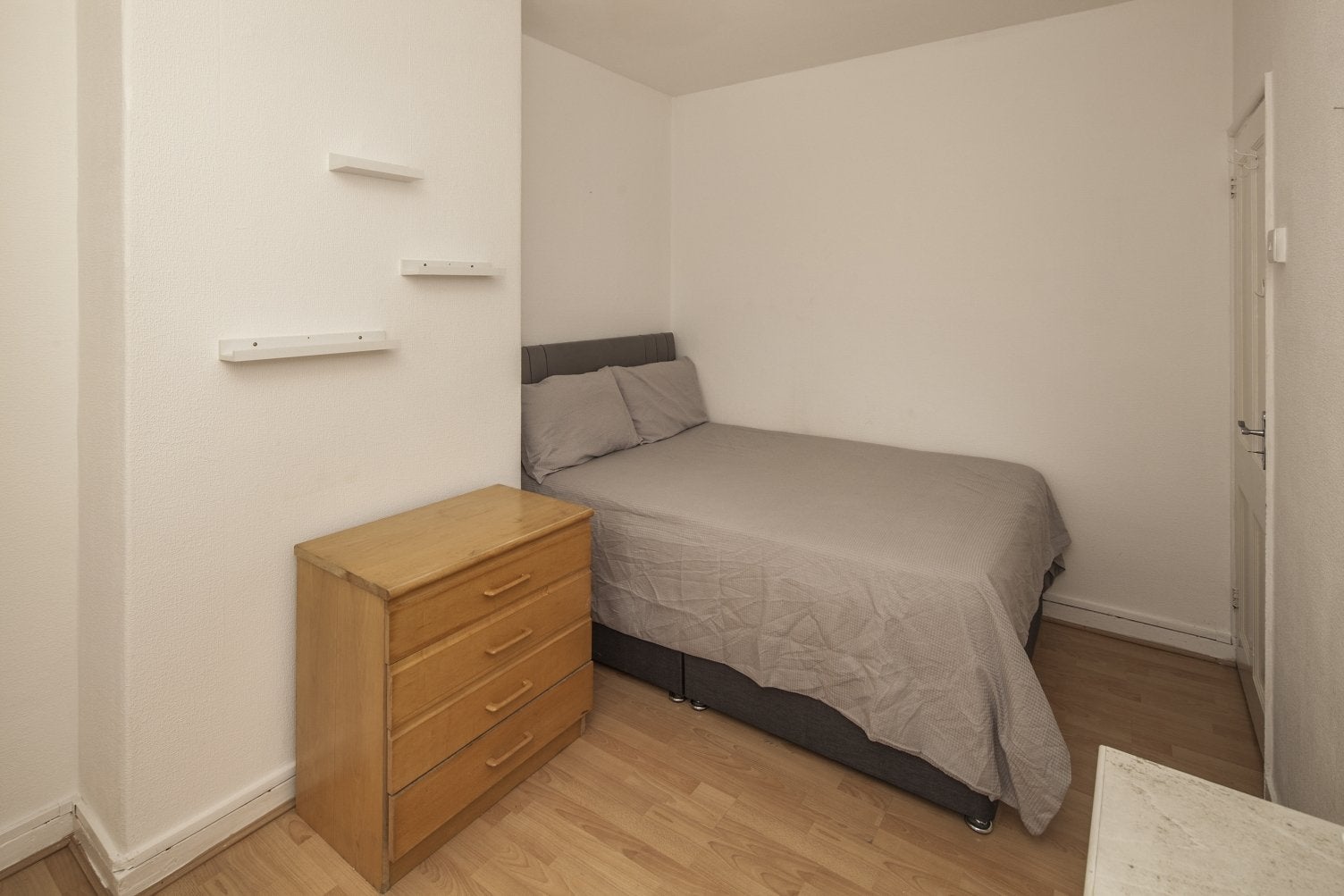 Flat Peckham Road in Greater London