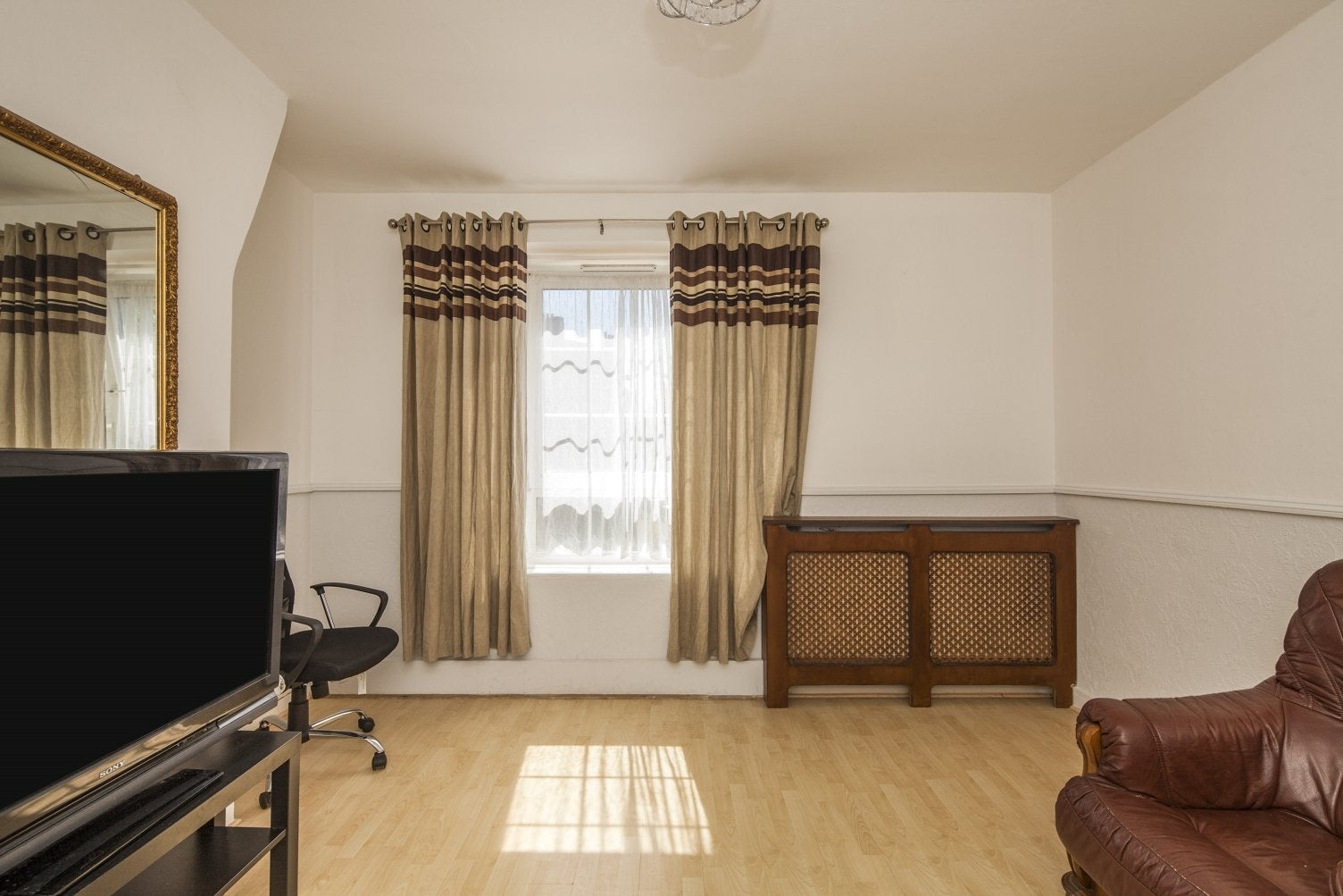Flat Peckham Road in Greater London