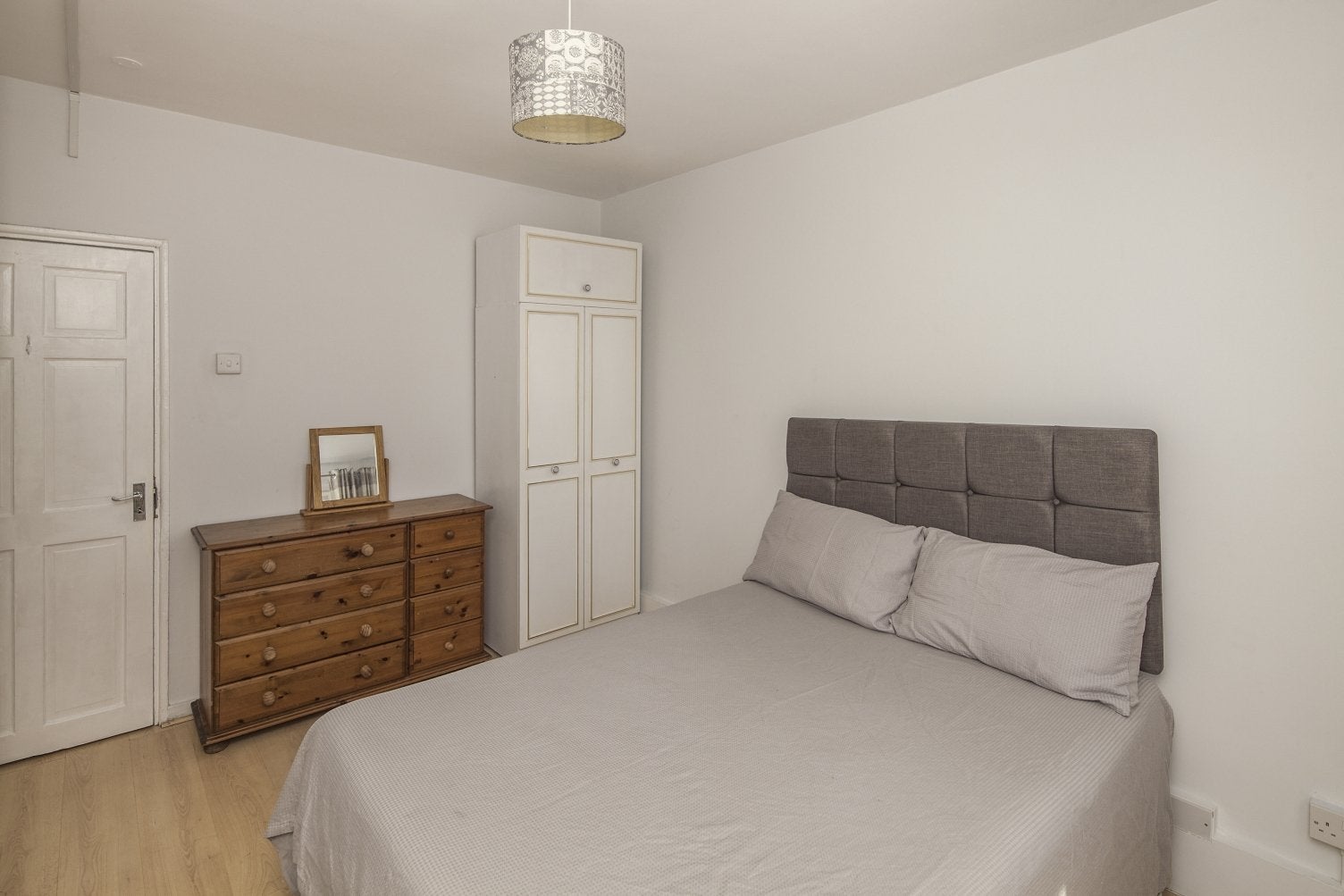 Flat Peckham Road in Greater London