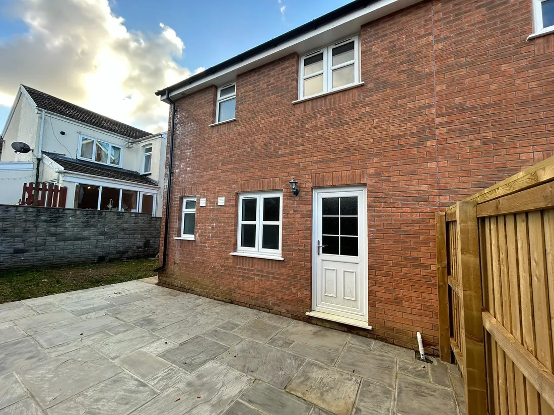 House Woodland Road in Crynant