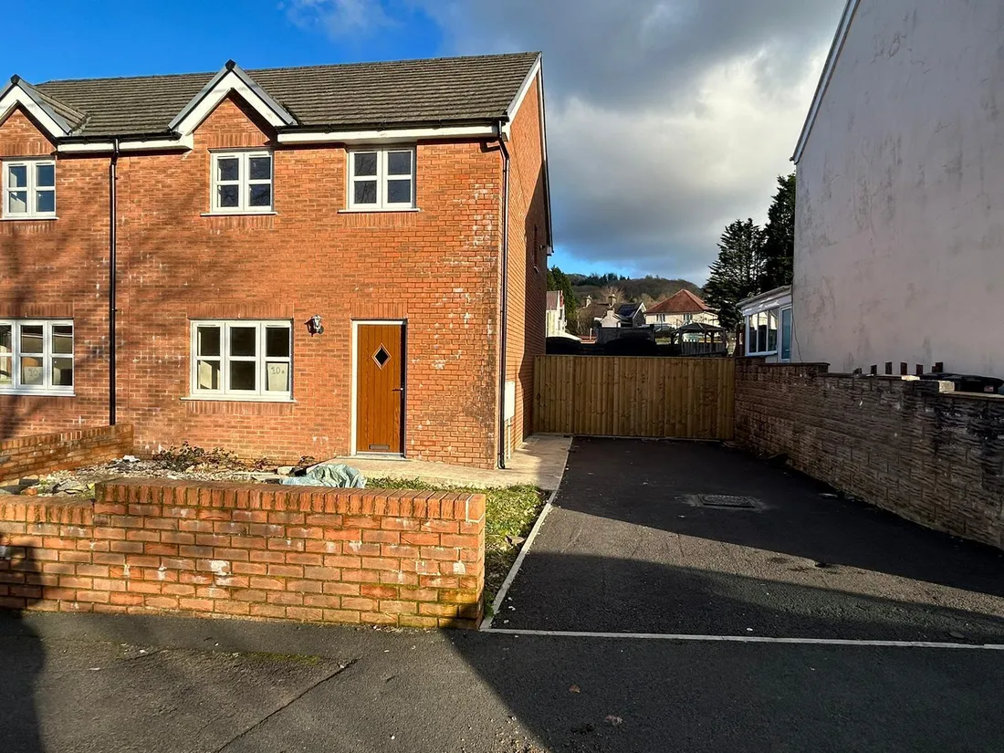 House Woodland Road in Crynant