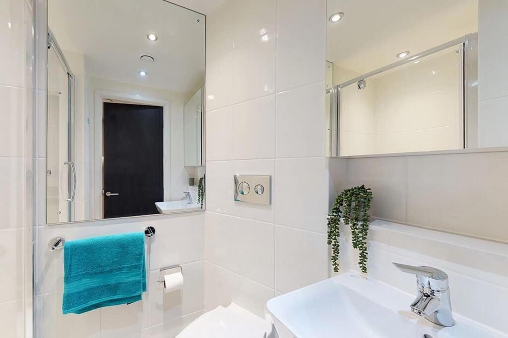 Room Victoria Road in Greater London