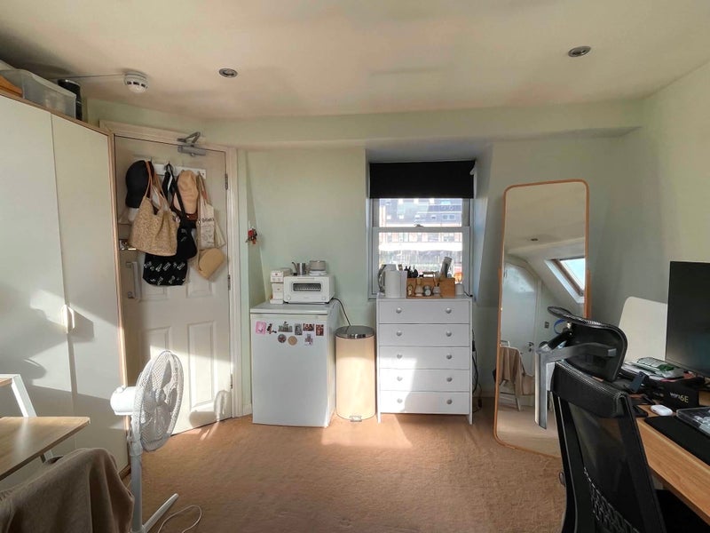 Room Queenstown Road in Greater London