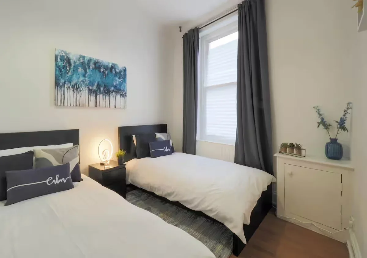 Flat Hammersmith Road in Greater London