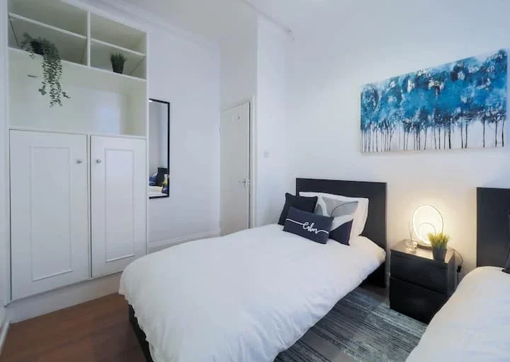 Flat Hammersmith Road in Greater London