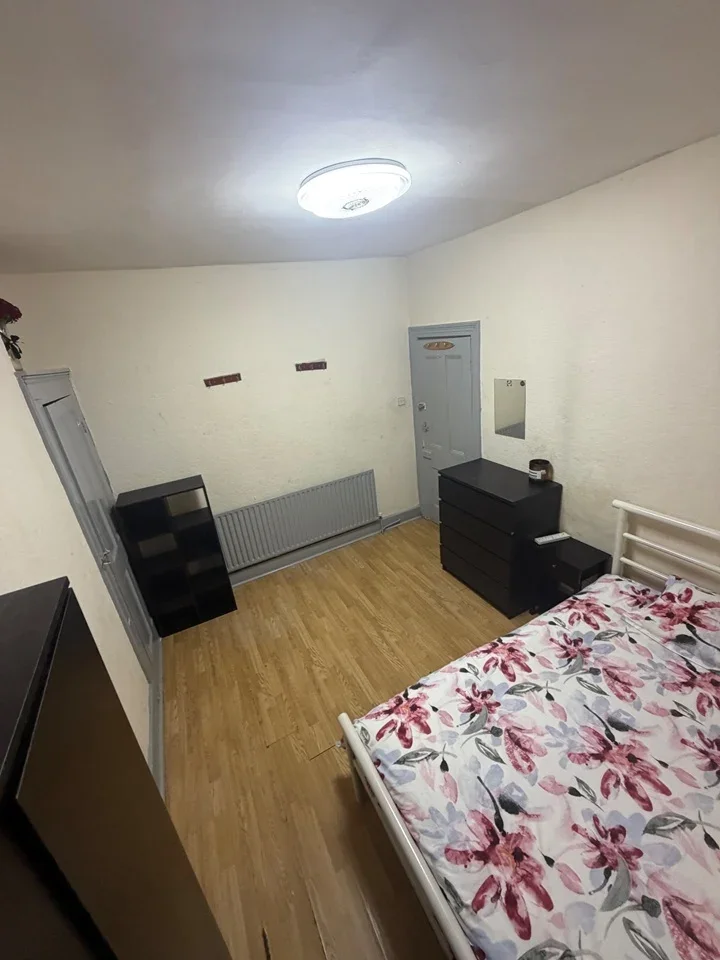 Room High Street in Greater London