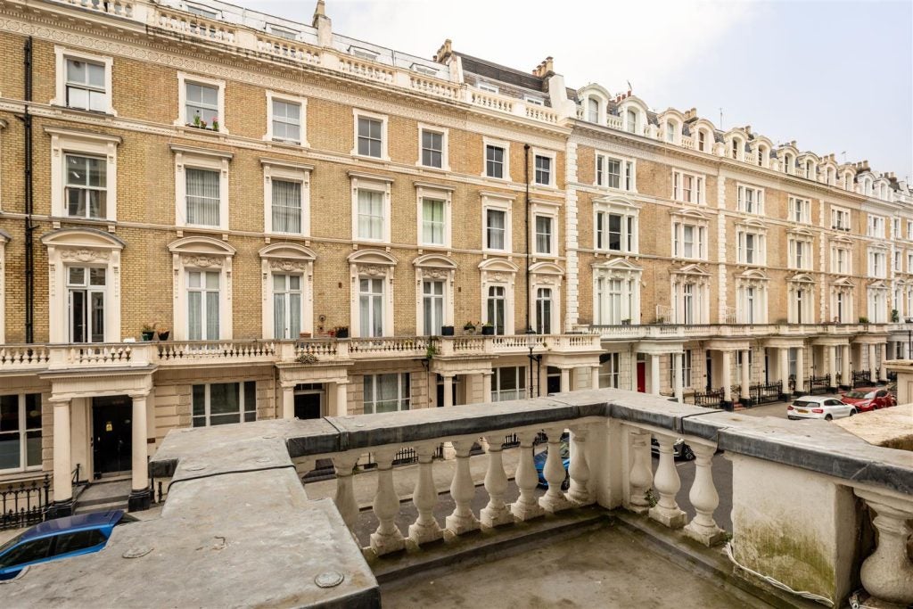 Flat Clanricarde Gardens in Greater London