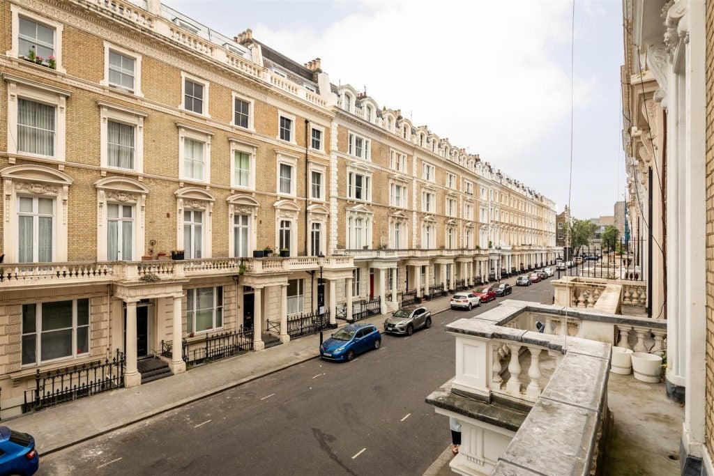 Flat Clanricarde Gardens in Greater London