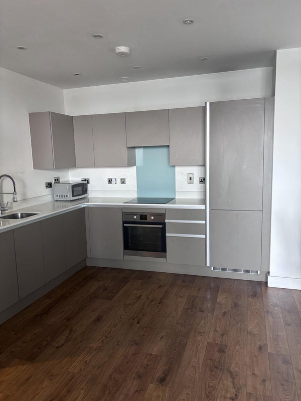 Room New Village Avenue in Greater London