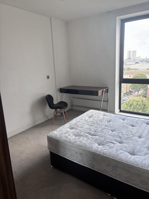 Room New Village Avenue in Greater London