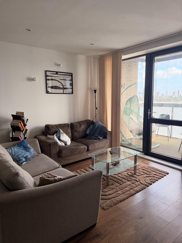 Room New Village Avenue in Greater London