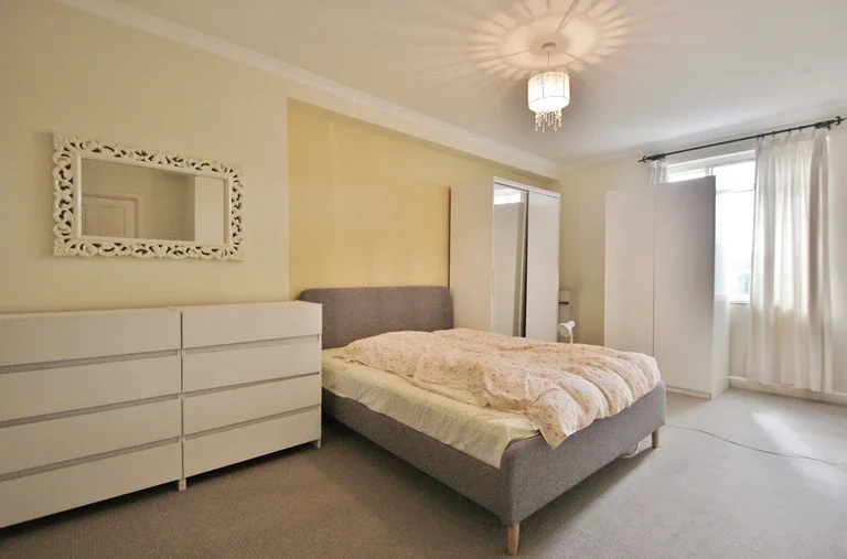 Flat Hammersmith Road in Greater London