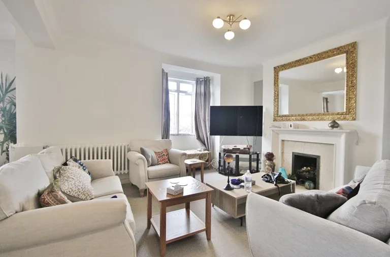 Flat Hammersmith Road in Greater London