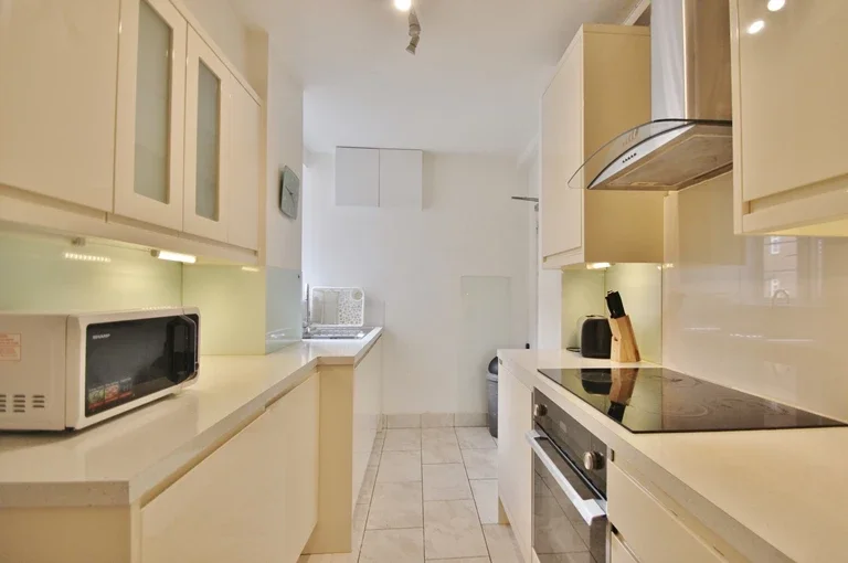 Flat Hammersmith Road in Greater London