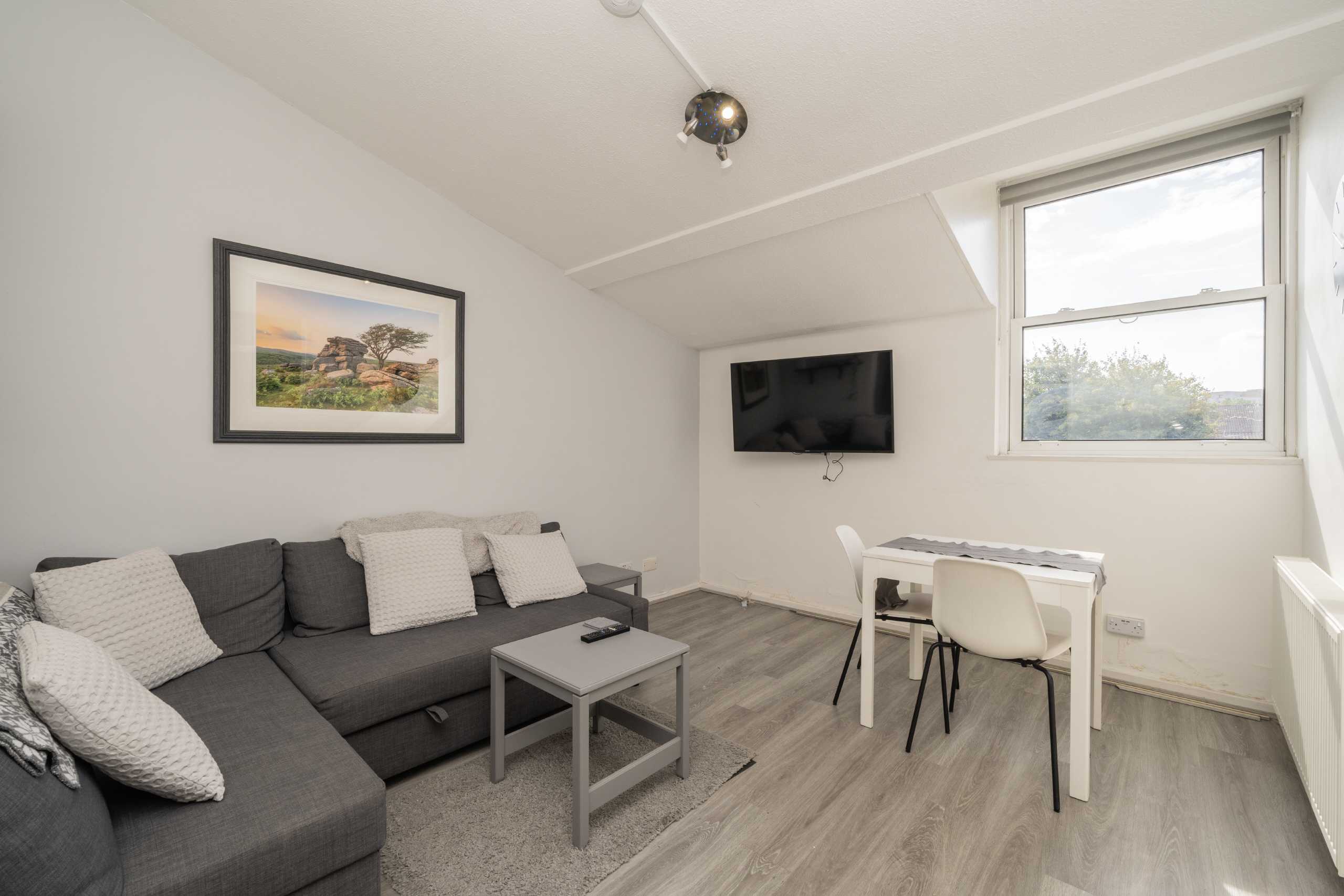 Flat Geneva Drive in Greater London