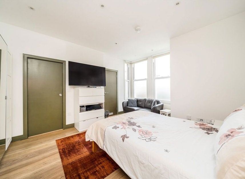 Flat Glenparke Road in Greater London