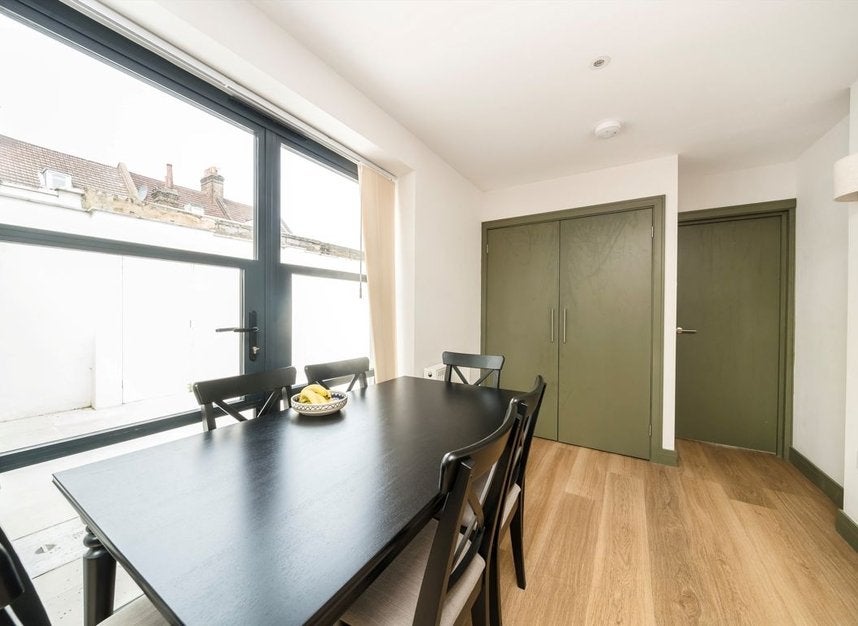 Flat Glenparke Road in Greater London