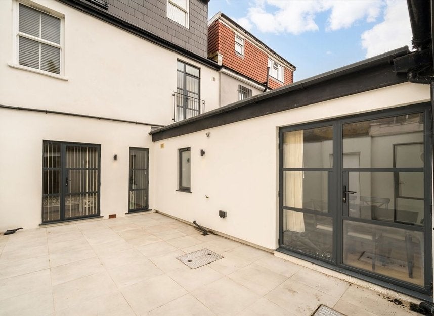 Flat Glenparke Road in Greater London