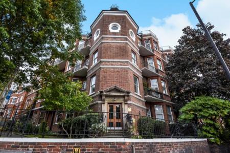 Flat Finchley Road in London