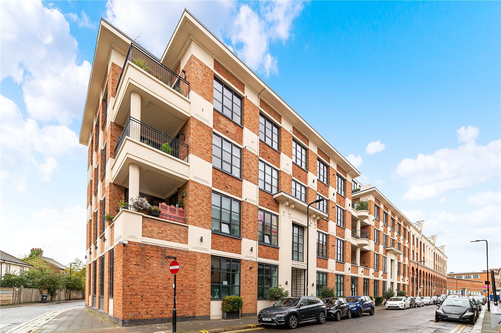 Flat Warple Way in Greater London