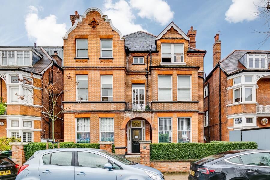 Flat Fawley Road in Greater London