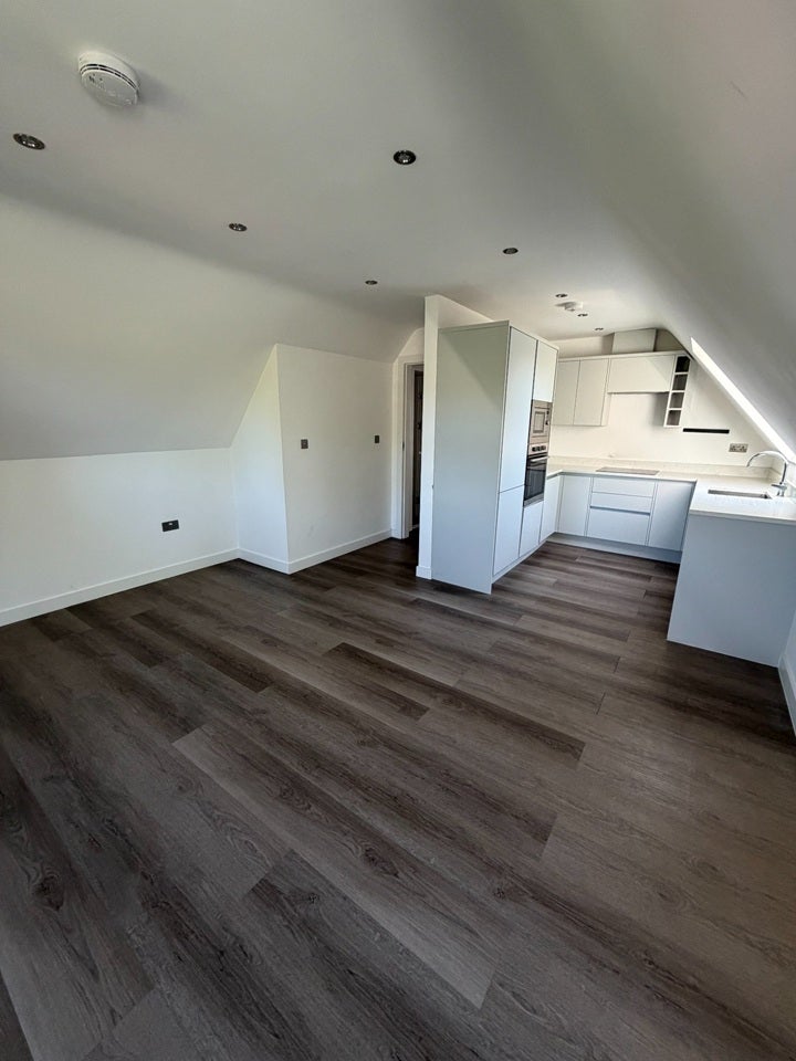 Flat Ambleside Avenue in Greater London